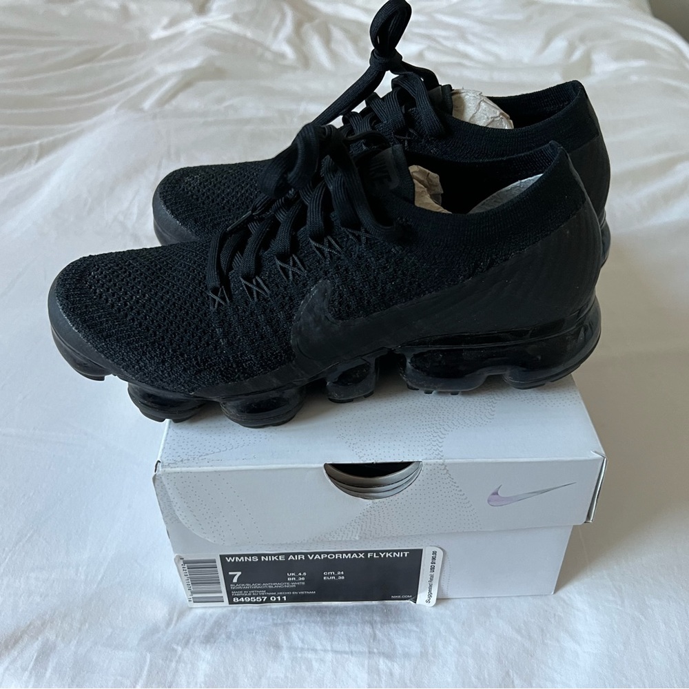 Nike Air Vapormax Flyknit Womens Size 7 Black